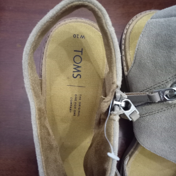 TOMS Women's Sandals in Beige and Taupe - Picture 4 of 7